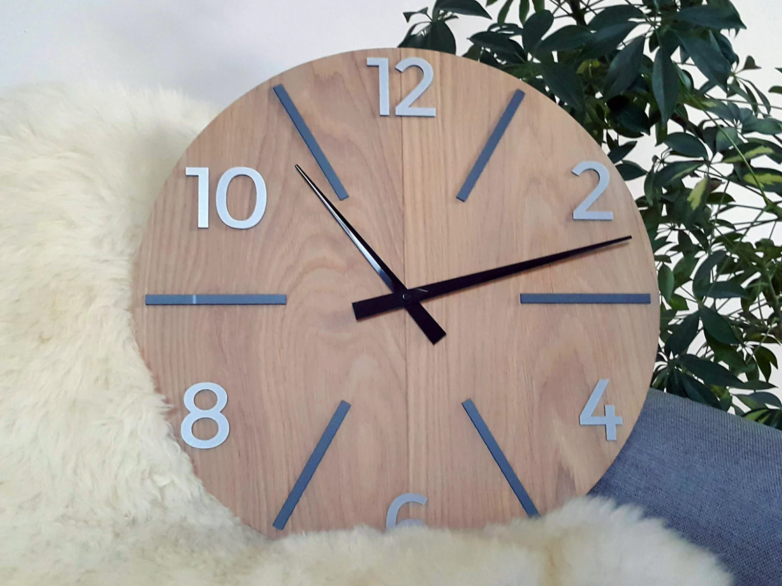 ModernClock Dřevěné nástěnné hodiny Aksel 60 cm dub přírodní/černé/šedé