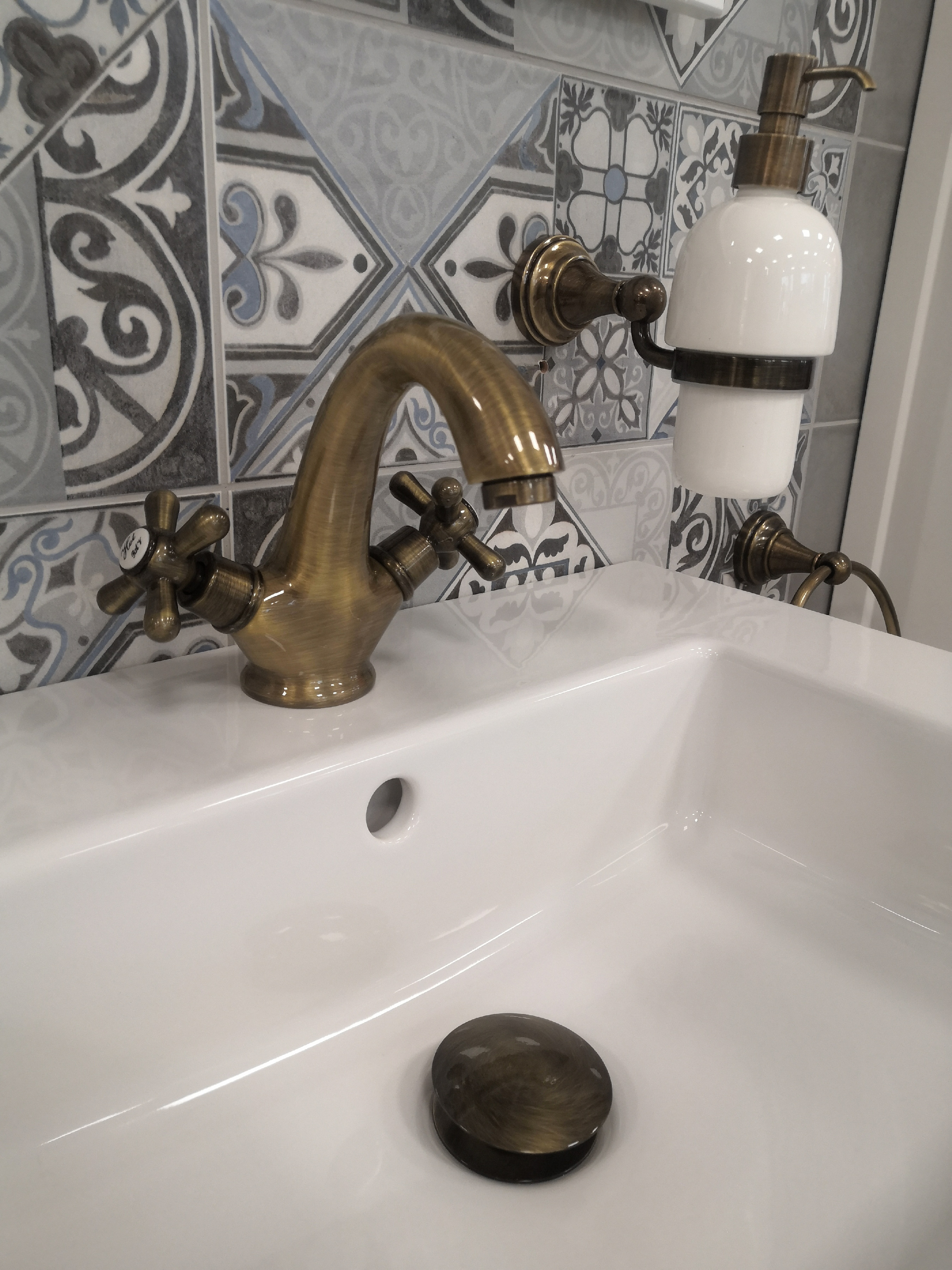 Stará mosaz (Bronz) Barva: Stará mosaz