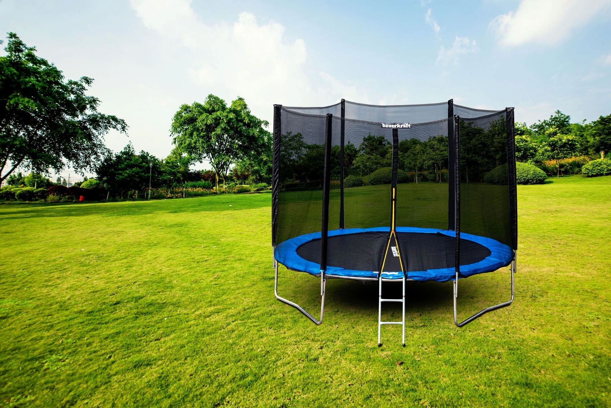 Bauerkraft Zahradní trampolína se sítí a žebříkem BLANDON 304 cm modrá/černá - Obrázek 2