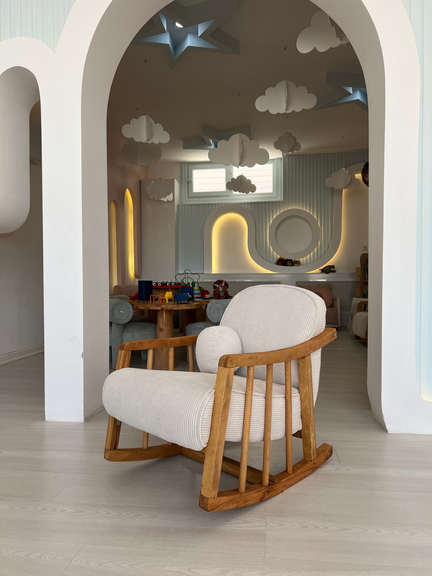 Hanah Home Dětské houpací křeslo Kleamini bílé/hnědé - Obrázek 2