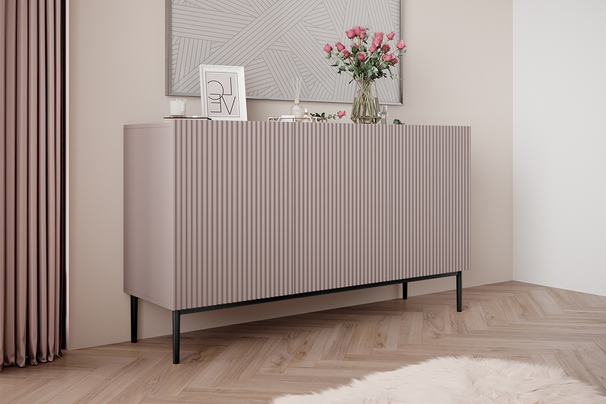 Bogart Moderní komoda Nical 150 cm třídveřová s ryhovaným čelem - antický růžový MDF/černé nohy - Obrázek 2